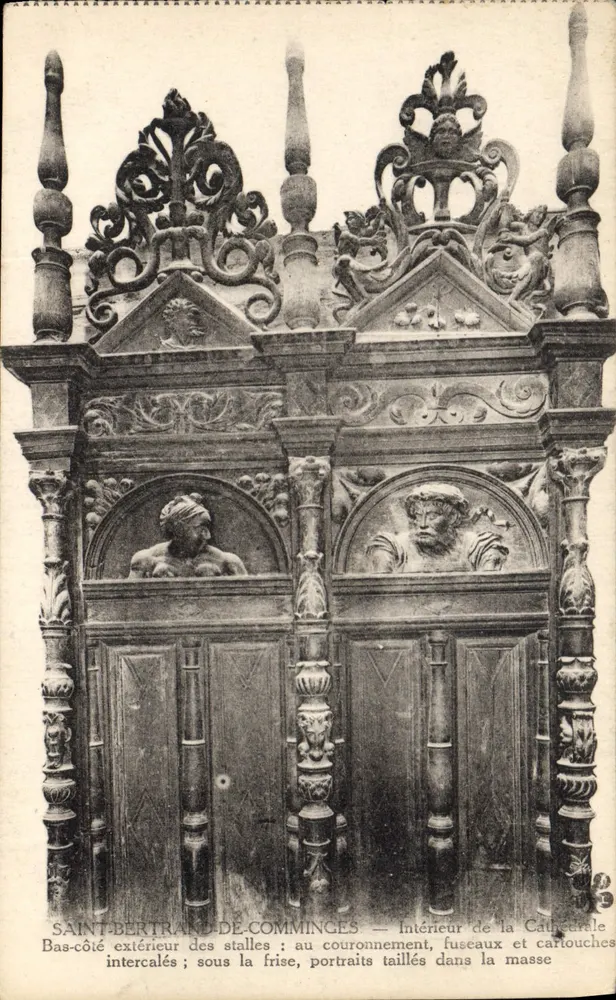 Saint-Bertrand-de-Comminges — Innenansicht der Kathedrale: äußere Seite der Kirchenbanken - Vorderseite
