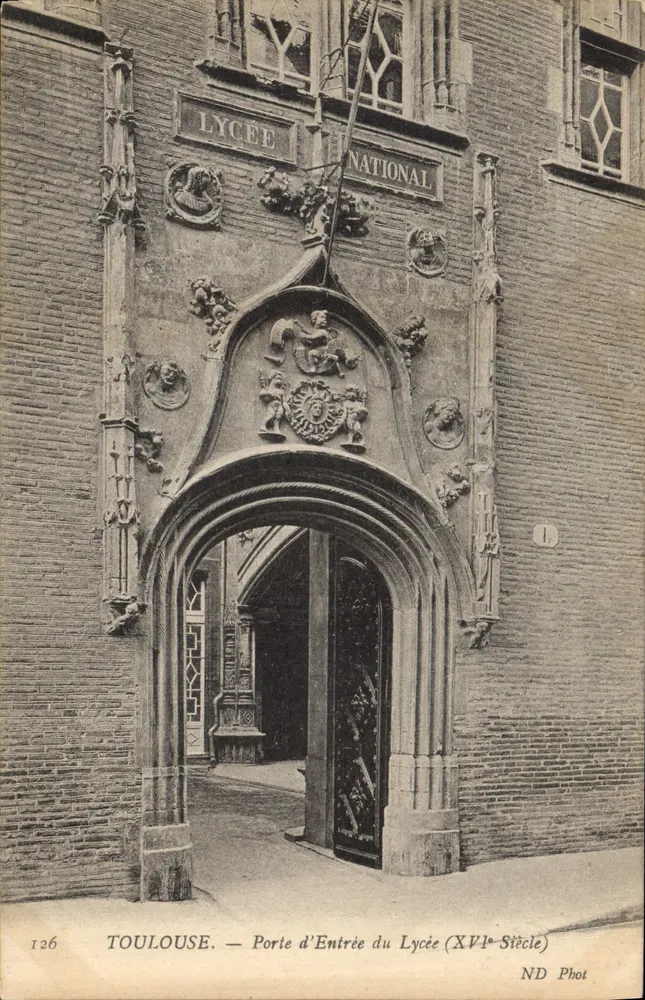 Toulouse — Porta de Entrada do Lycée Nacional (Século XVI) — ND Phot - Frente