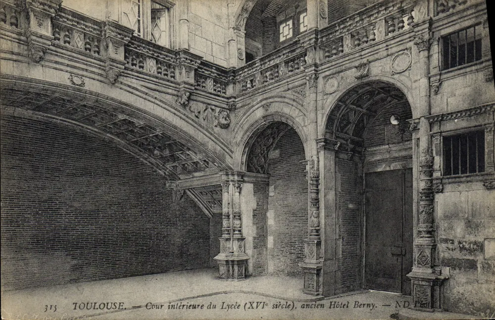 Toulouse — Innenhof des Lycée (16. Jahrhundert), ehemaliges Hotel Berny — N.D. Paul - Vorderseite