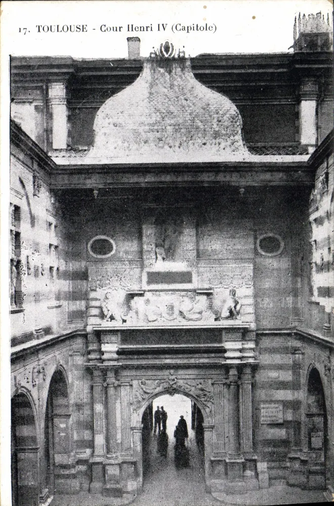 Toulouse - Cour Henri IV (Capitole) — vista da entrada monumental com esculturas — Edição J. Longi-Bichel - Frente