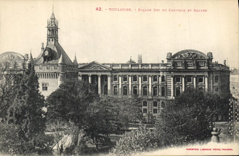 Toulouse - Fachada Leste do Capitólio e Praça — Fototipia Labouche Frères, Toulouse, n°42 - Frente