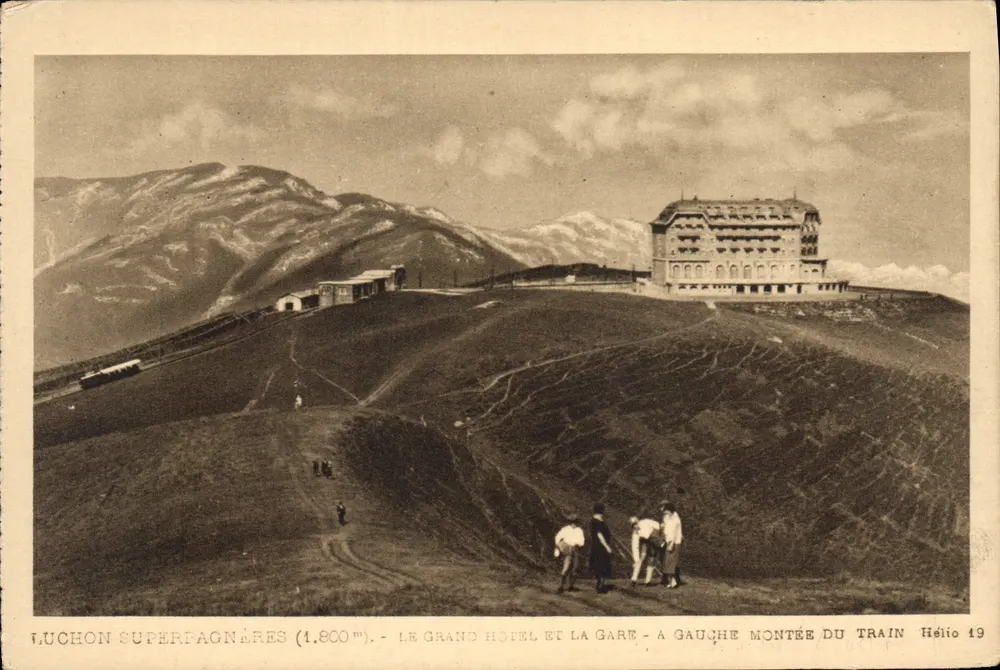 Luchon Superbagnères (1.800 m) — O Grande Hotel e a estação — à esquerda, subida do trem — Héliot 49 - Frente