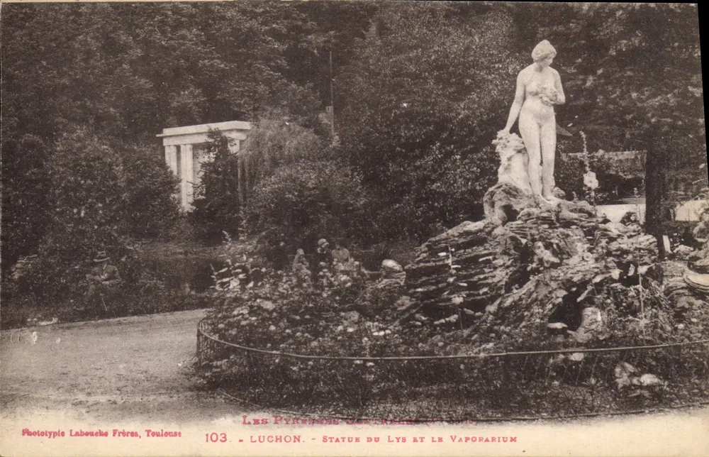 Luchon - Estátua do Lírio e o Vapoparium — As Pirineus Centrais — Fototipia Labenche Frères, Toulouse, n° 103 - Frente