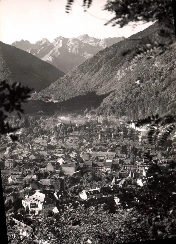 Luchon — Der Hafen von Vénasque überragt die Stadt — Éditions JOVÉ, Pau (B.P.) - Vorderseite