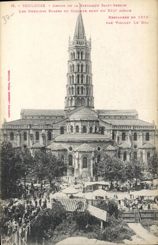 Toulouse - Abside da Basílica de São Sernin — os últimos andares da torre são do século XIII, restaurada em 1855 por Viollet-le-Duc - Frente