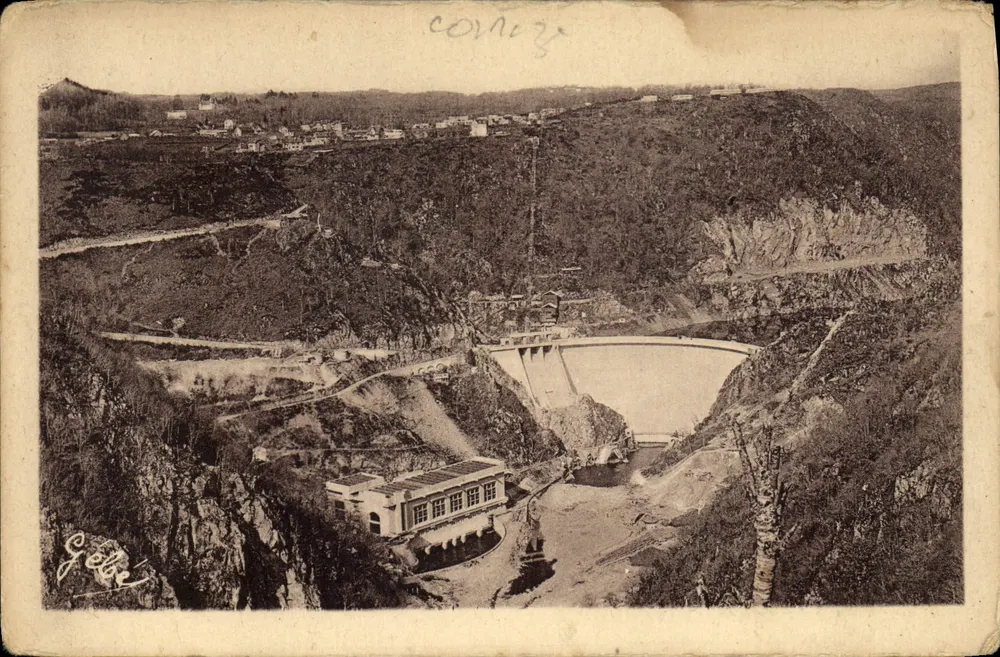 Staudamm von Marèges — Panoramablick — Photo Bacuet, Neuvic-d'Ussel (Corrèze) - Vorderseite