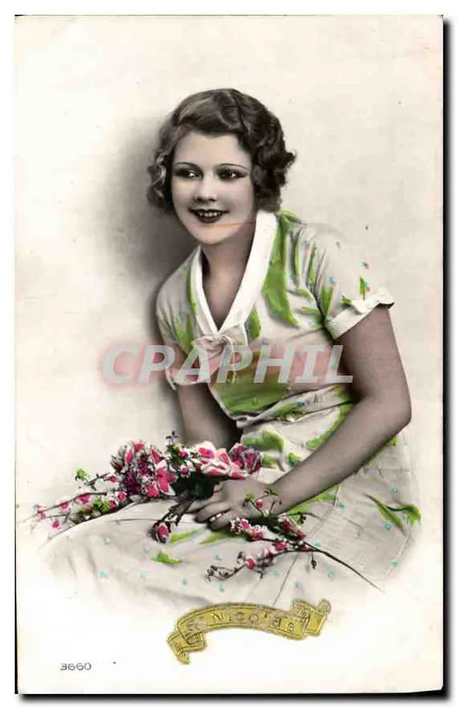 Jovem mulher sorridente — com buquê de flores — editor E.Ko, n° 3660 - Frente