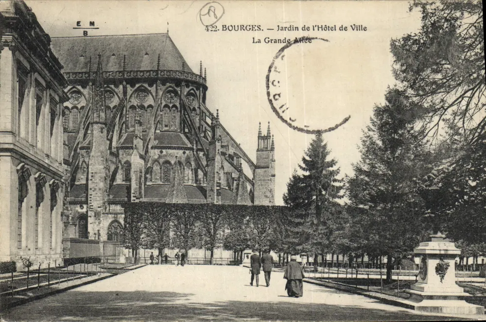 Bourges — Jardim do Hotel de Ville — A Grande Avenida — Editor E. Maquaire, n°422 - Frente