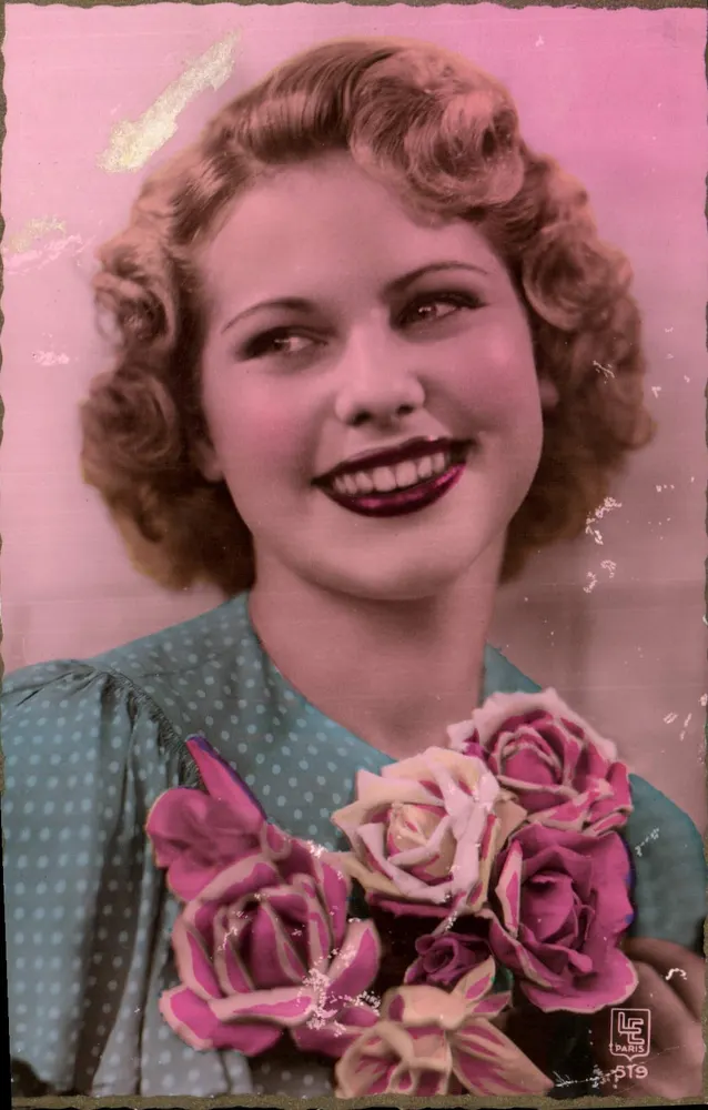 Mulher jovem sorridente — com buquê de rosas — editor LC Paris, n° 619 - Frente