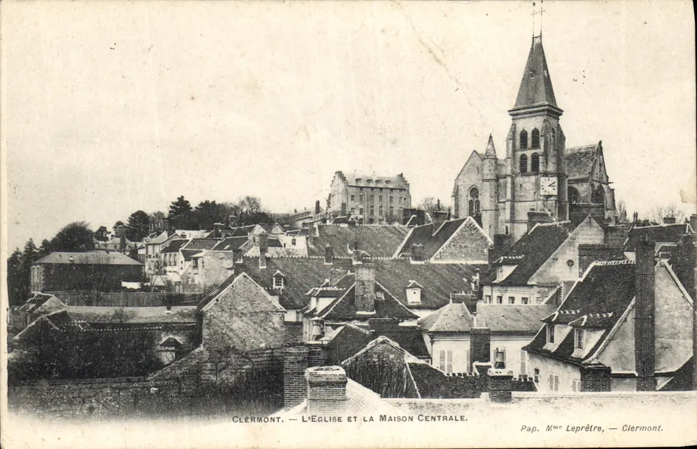 Clermont — A Igreja e a Casa Central — Pap. Mme Leprêtre, Clermont - Frente