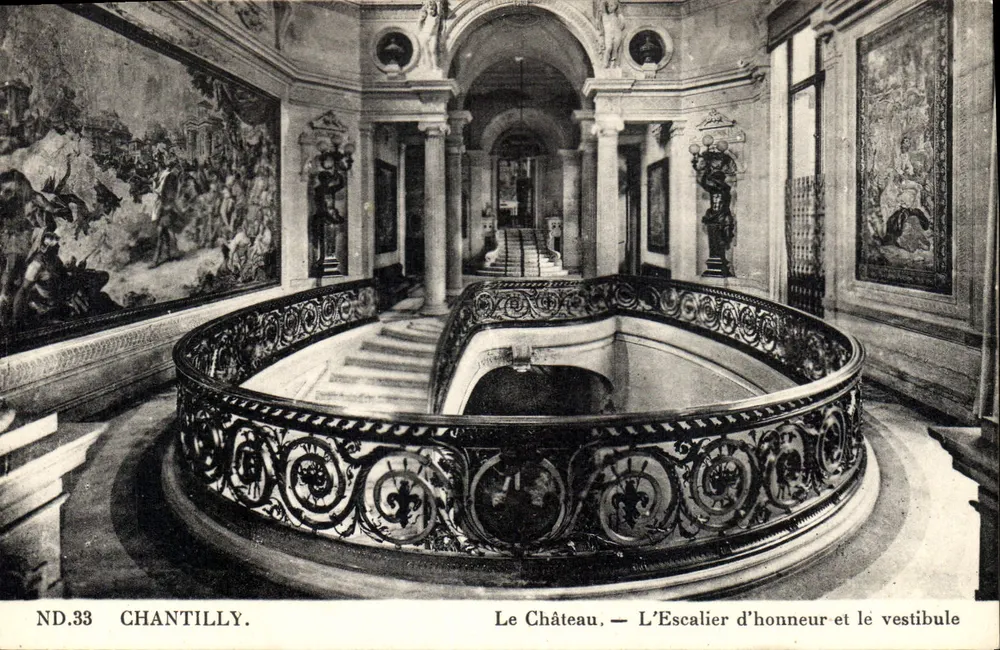 Chantilly — Das Schloss. — Die Ehrenstiege und der Vestibül - Vorderseite