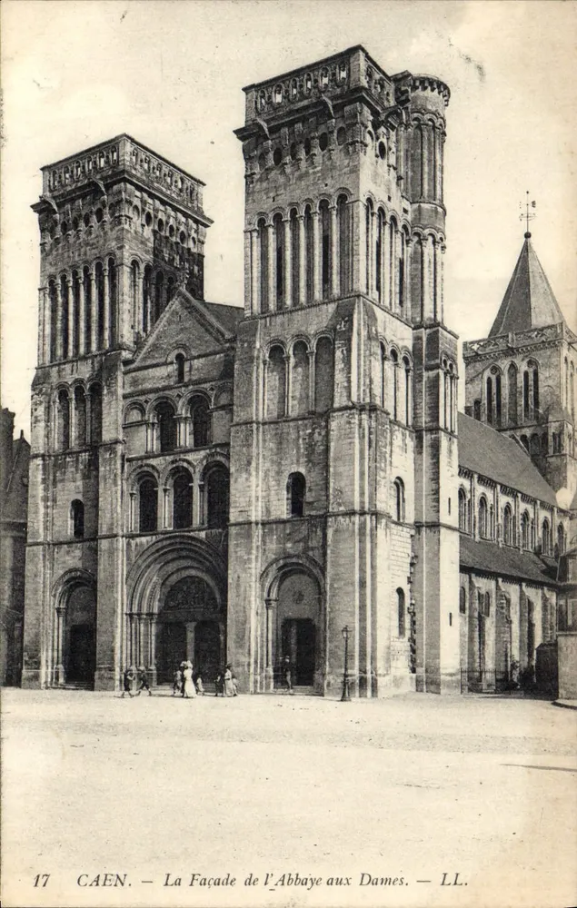 Caen — A Fachada da Abadia das Damas — LL. n°17 - Frente