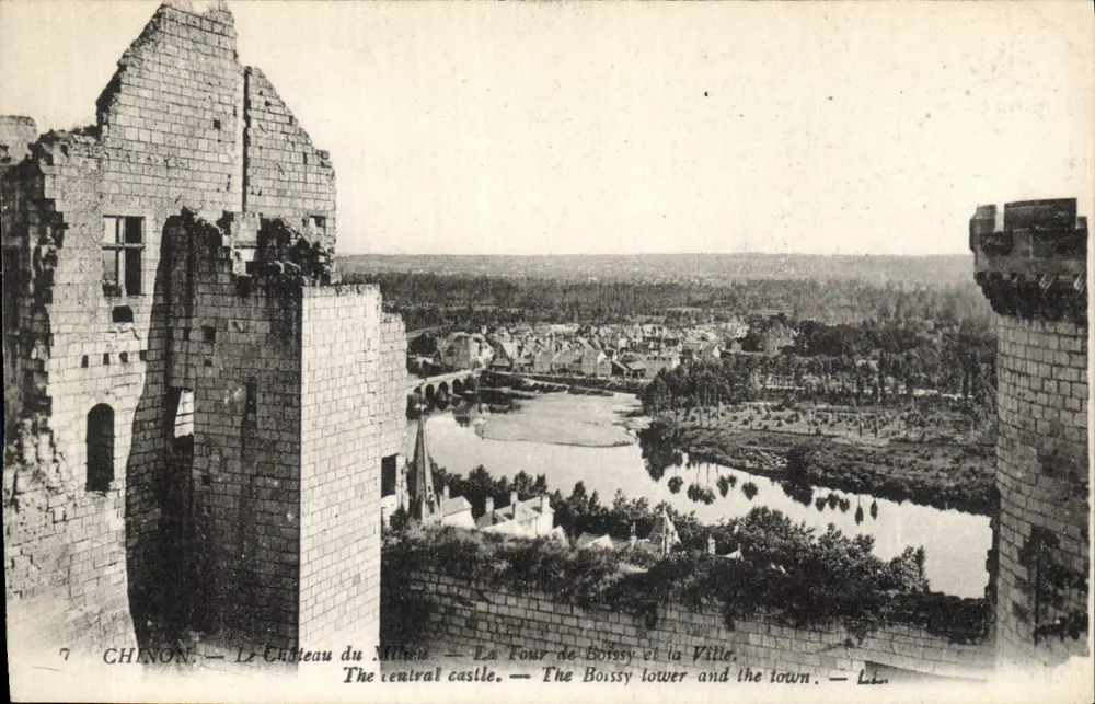 Chinon — Het Kasteel van Midden — De Toren van Boissy en de Stad - Voorkant