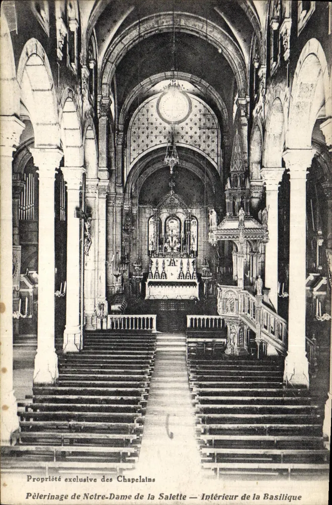 Interior da Basílica — Pelerinagem de Nossa Senhora da Salette — Propriedade exclusiva dos Capelães - Frente