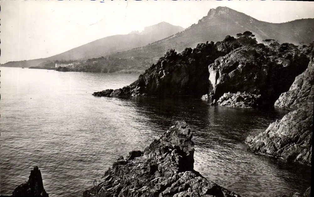 Les Roches Rouges au Trayas — LA CORNICHE D'OR — Éditions FRA N° 623 - Recto