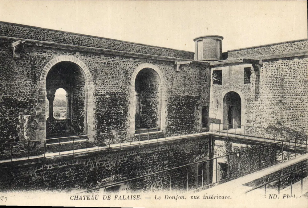 Schloss Falaise — Der Bergfried, Innenansicht — ND. Phot. - Vorderseite