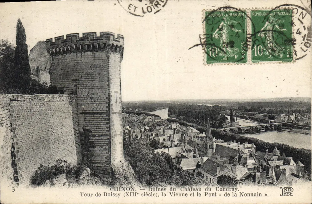 Chinon — Ruínas do Castelo de Coudray, Torre de Boissy (século XIII), a Vienne e o Ponte da Nonnain - Frente