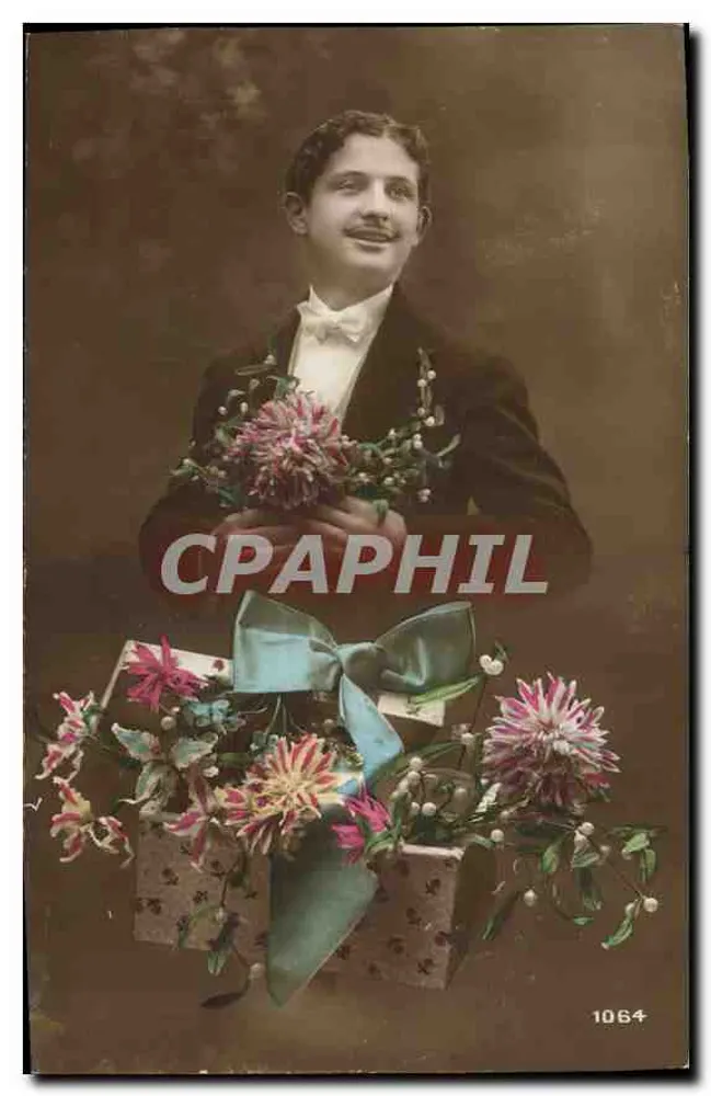 Jovem homem em smoking — com buquê e caixa de flores — 1064 - Frente