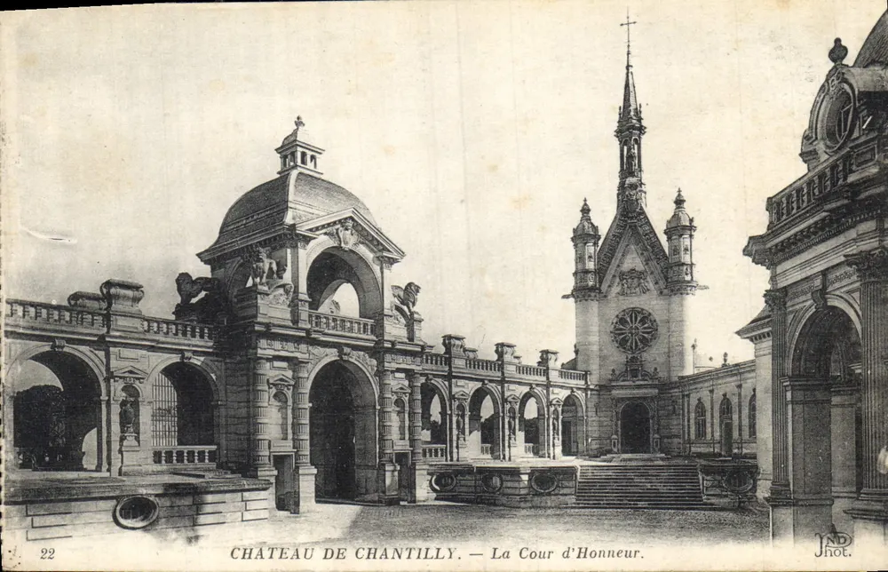 Castelo de Chantilly — A Cour d'Honneur — Jhot. Fot. - Frente