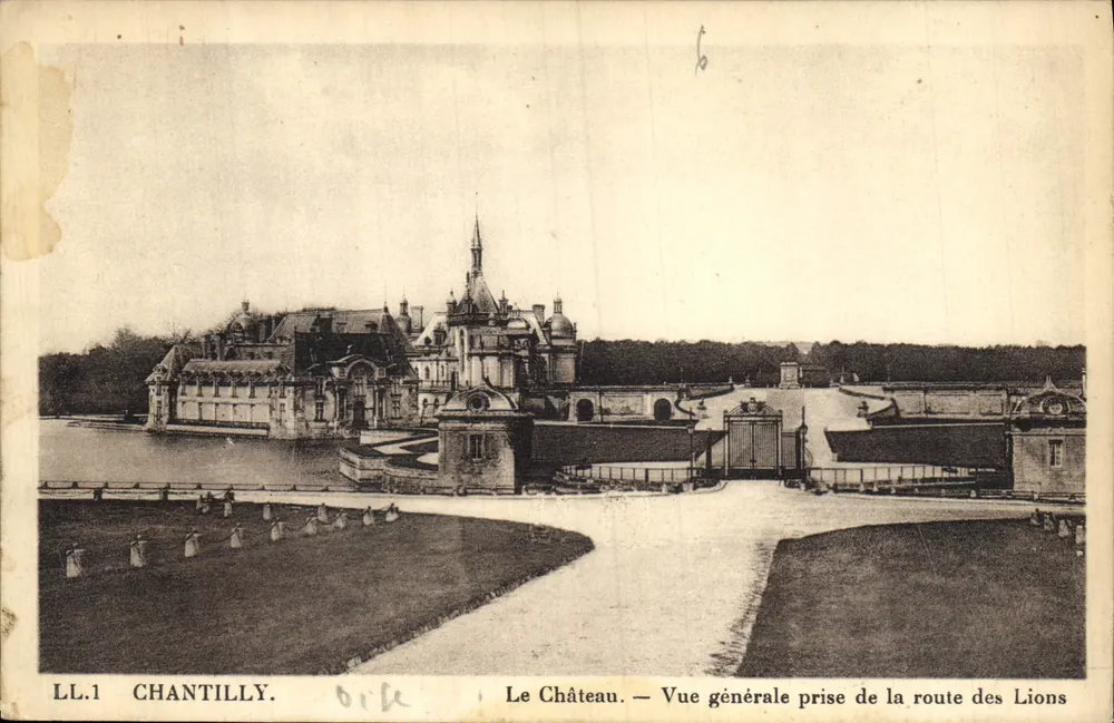 Chantilly — Das Schloss. Allgemeiner Blick von der Straße der Löwen — LL.1 - Vorderseite