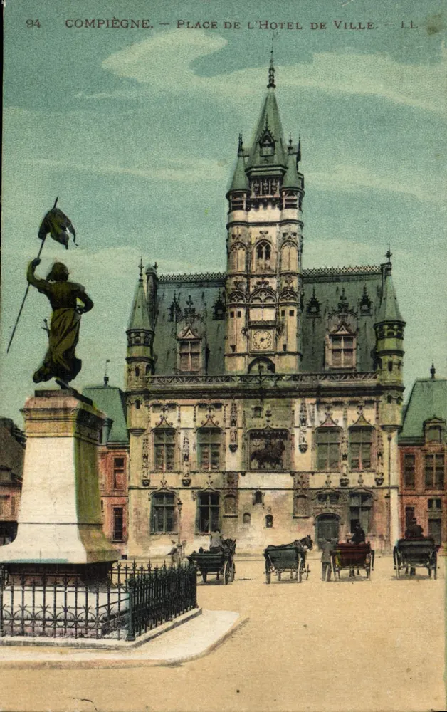 Compiègne — Place de l'Hôtel de Ville — LL - Frente