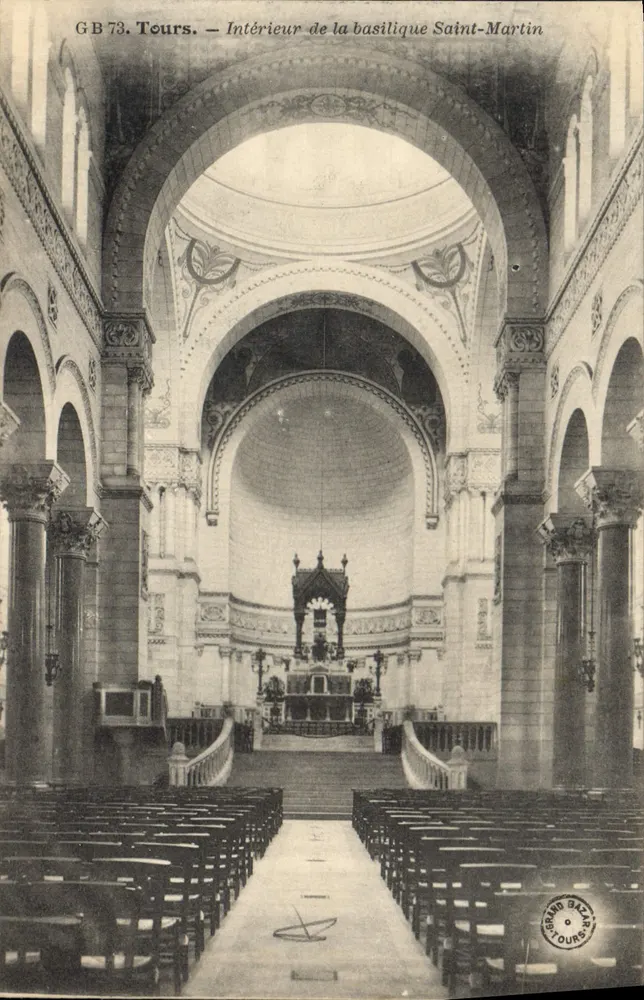 Tours — Interior da basílica São Martinho — Grand Bazar de Tours - Frente
