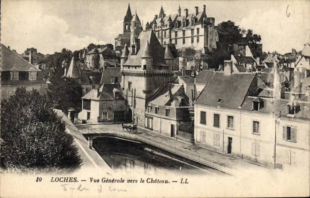 Loches — Vista geral em direção ao Castelo — LL - Frente