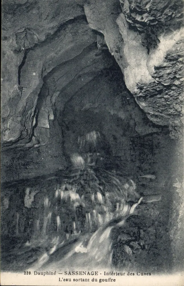 Dauphiné — Sassenage — Innenansicht der Höhlen — Wasser, das aus der Höhle fließt - Vorderseite
