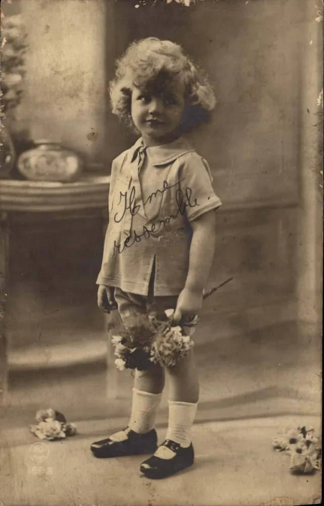 Menino pequeno — foto de estúdio — Paris - Frente