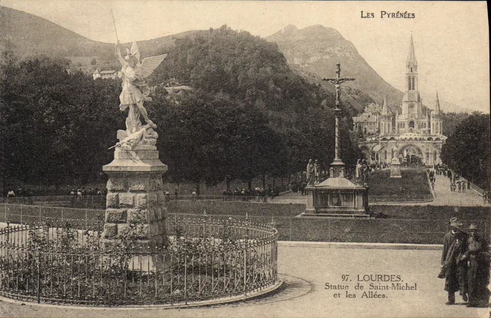 Lourdes — Statue des heiligen Michael und die Allées — Die Pyrenäen - Vorderseite