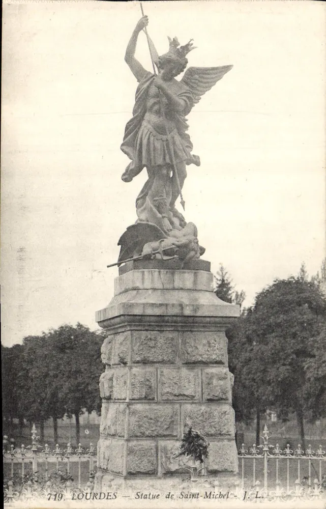 Lourdes — Estátua de São Miguel — J. L. - Frente