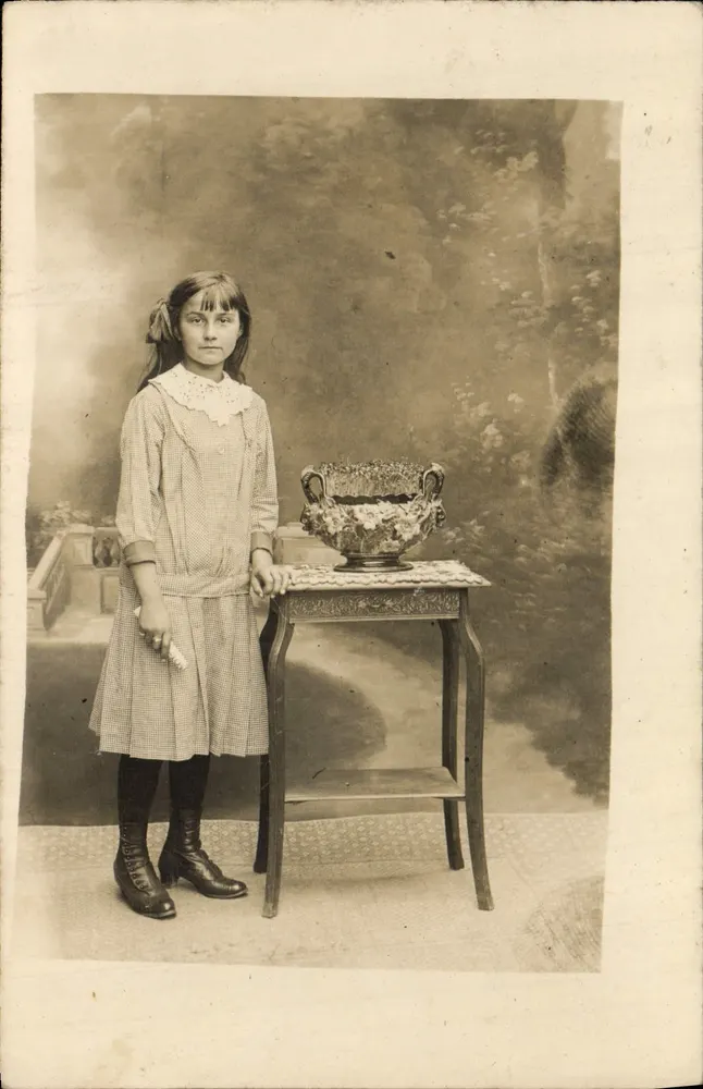 Menina em vestido de quadros — estúdio fotográfico — editor não visível - Frente