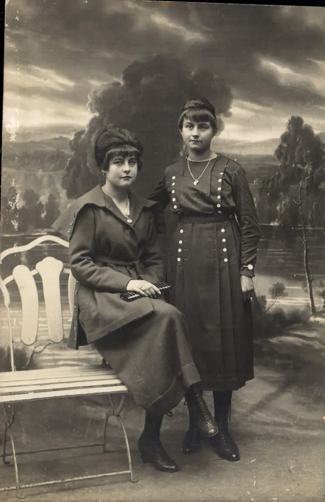 Duas jovens — estúdio fotográfico — Degryse, Épernay - Frente