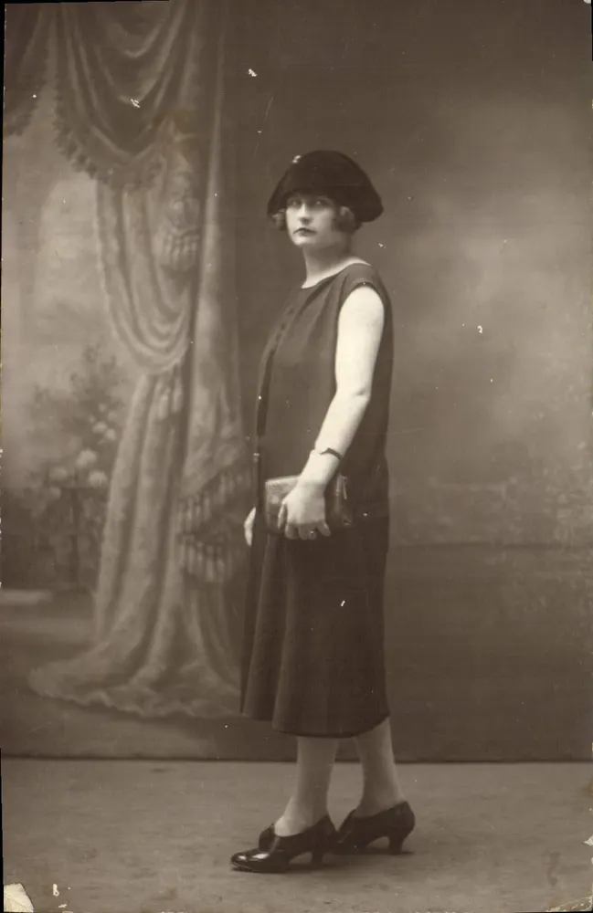Frau in Kleid und Hut — Studio — Ansichtskarte n°5 - Vorderseite