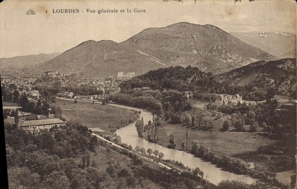 Lourdes - Vista geral e a Gave - Frente