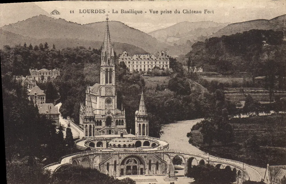Lourdes - Die Basilika - Ansicht vom Festungsschloss - Vorderseite