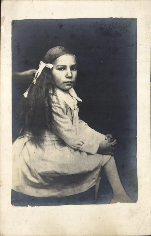 Mulher sentada — retrato em azul — sem editor ou número visível - Frente