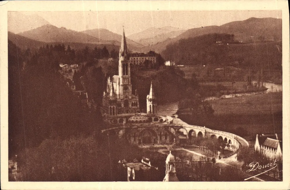 Lourdes — Die Basilika vom Schloss aus gesehen — Douce - Vorderseite