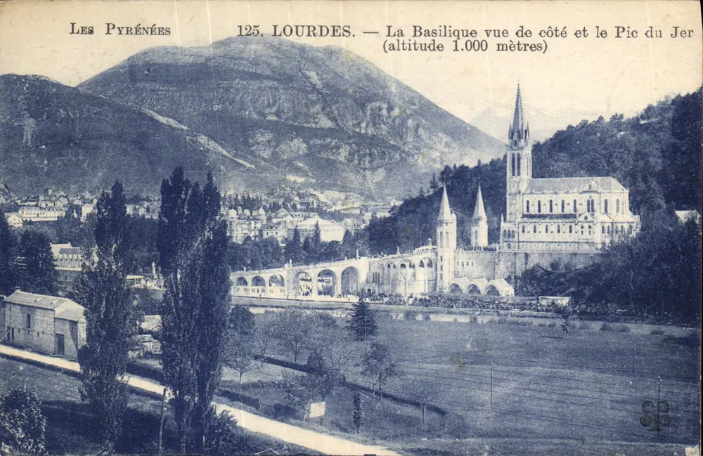 Lourdes — Die Basilika von der Seite und der Pic du Jer (Höhe 1.000 Meter) — Die Pyrenäen, Nr. 125 - Vorderseite