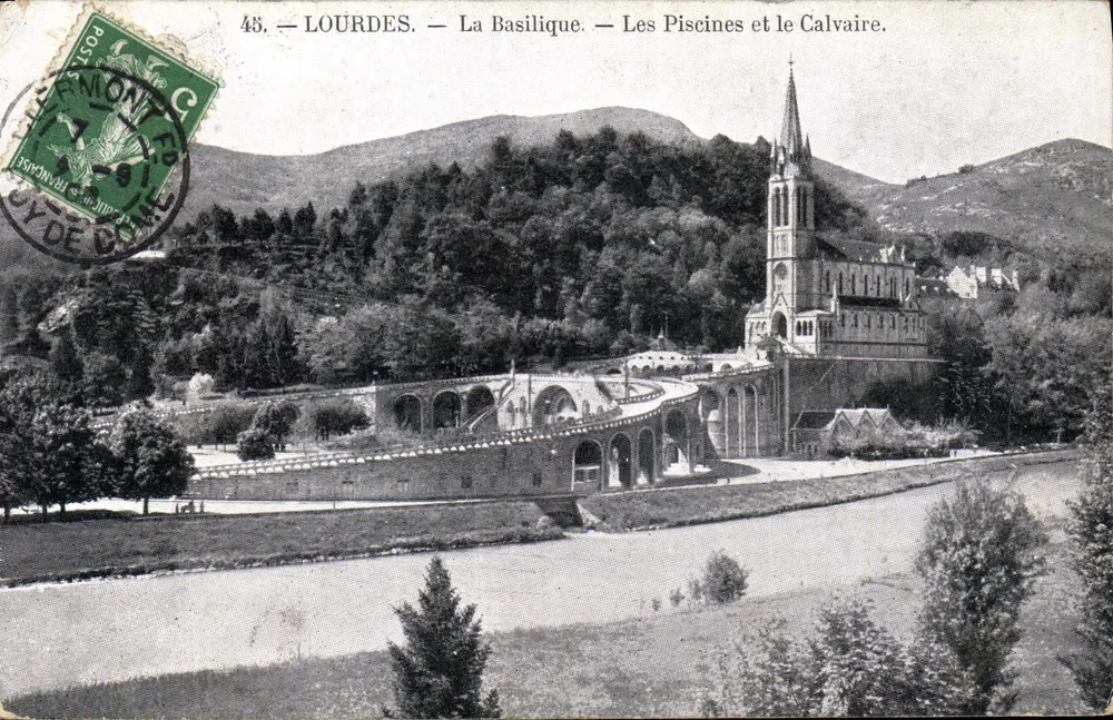 LOURDES — Die Basilika — Die Becken und das Calvarium — Verleger: Amont, Nr. 45 - Vorderseite
