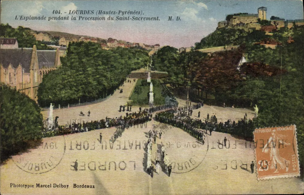 Lourdes (Hautes-Pyrénées) — Die Esplanade während der Prozession des Heiligen Sakraments — Phototypie Marcel Delboy, Bordeaux, n°404 - Vorderseite
