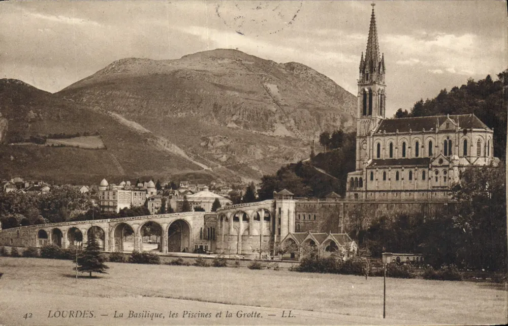 Lourdes — La Basilique, les Piscines et la Grotte — LL. - Recto