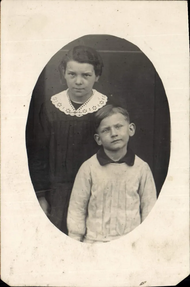 Dois crianças — retrato de estúdio — Carte postale n°2882 - Frente