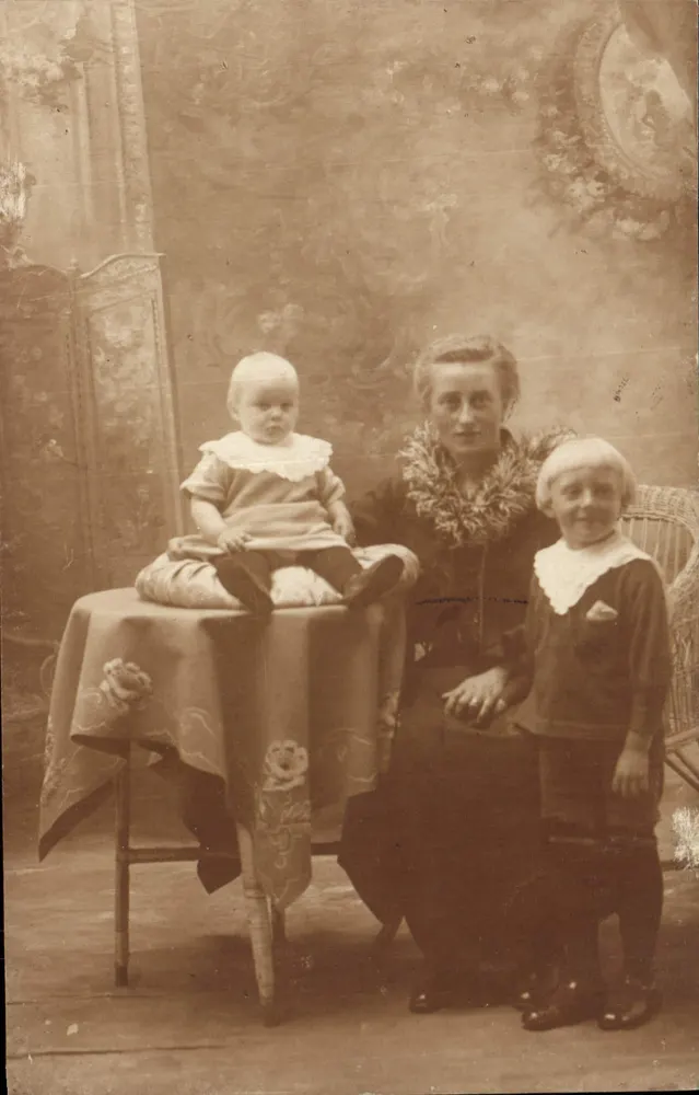 Familie — Portraitstudio — Verleger unbekannt - Vorderseite