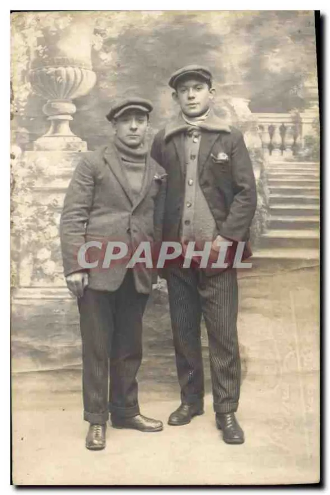 Dois homens em traje da época — estúdio — editor não visível - Frente