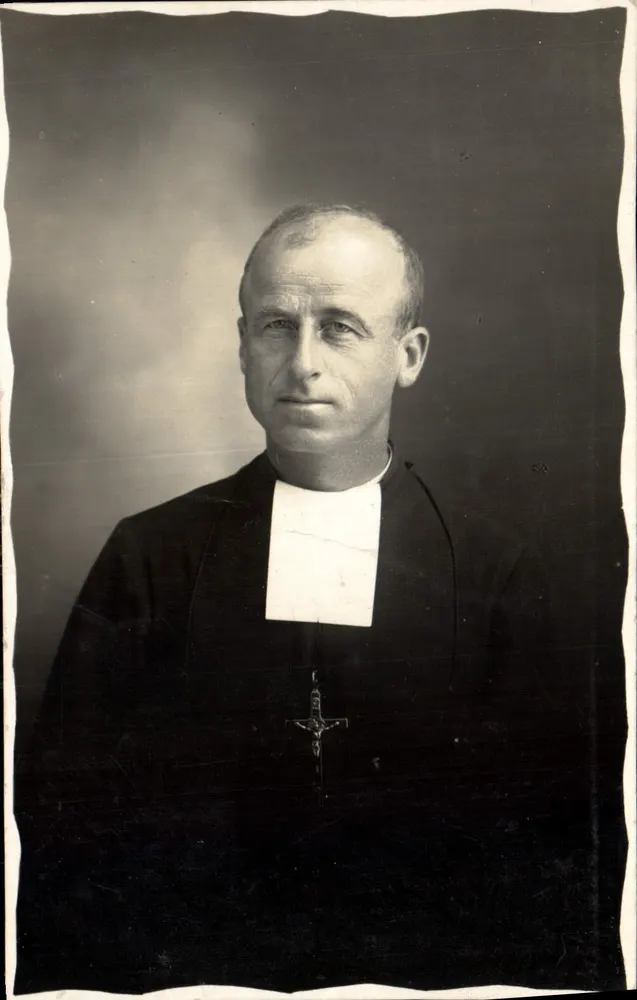 Retrato de um padre — editor LEONAR, n° 2811 - Frente