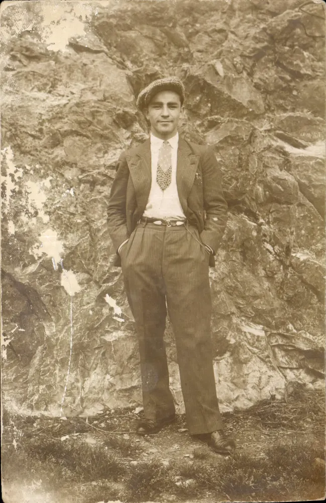 Homem de terno diante de uma parede rochosa — n°5 - Frente