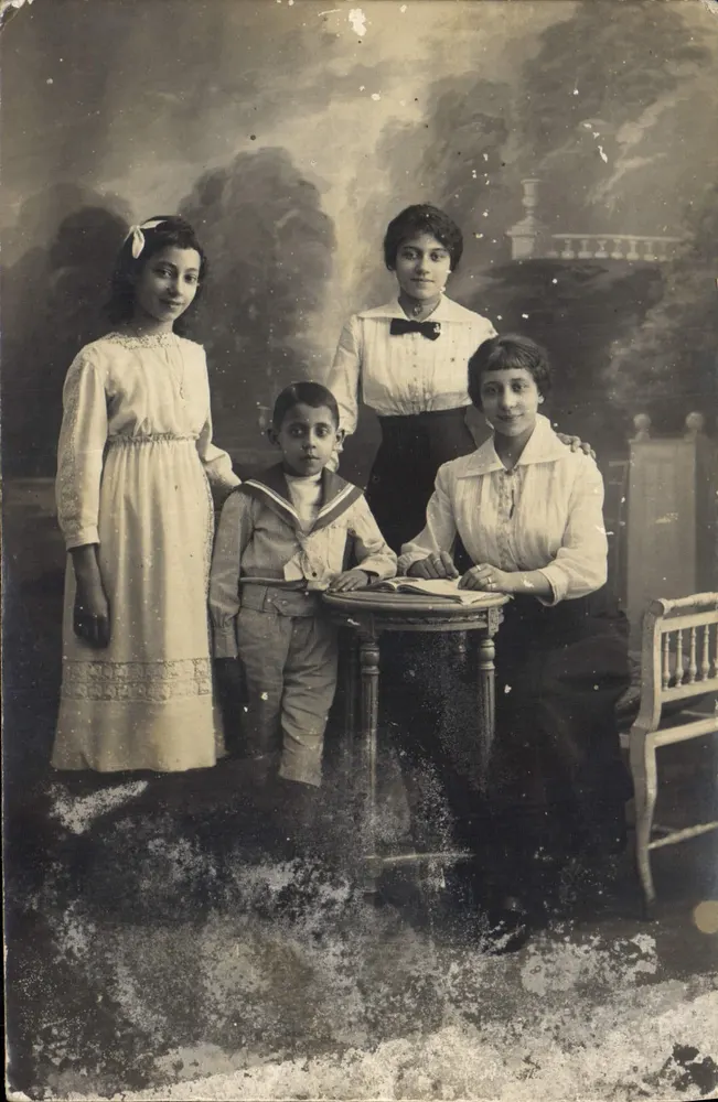 Familie — Fotostudio — R. Guilletminot, Dasspbug en Cie, Parijs - Voorkant