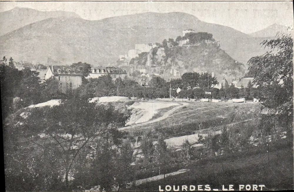 Lourdes - O Porto — vista panorâmica com montanhas no fundo — editor não identificado - Frente