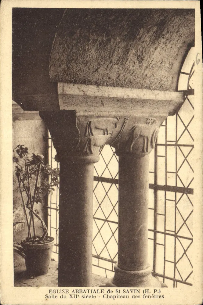 Igreja abacial de São Savin — Sala do século XII - Capitel das janelas — H. P. - Frente